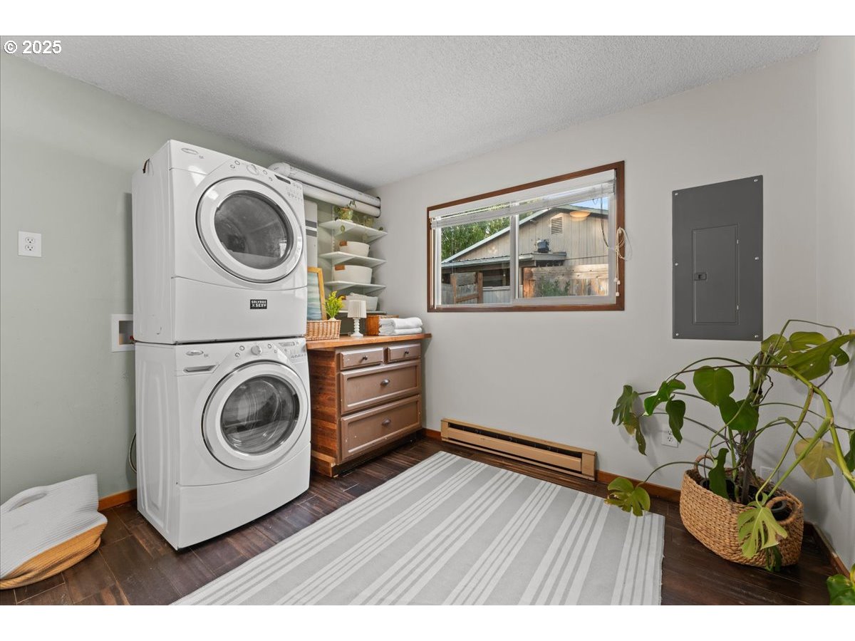3837 North Juneau Street Portland, OR 97203 - Photo 19 of 32 a utility room with dryer and washer