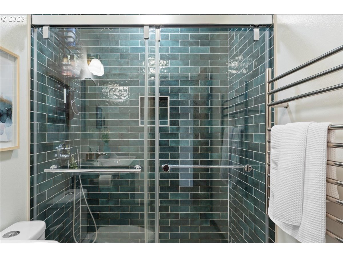 3837 North Juneau Street Portland, OR 97203 - Photo 22 of 32 a bathroom with a shower