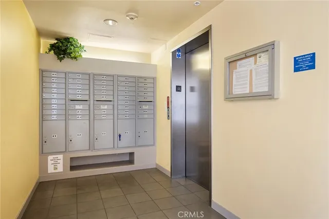 a view of livingroom with furniture