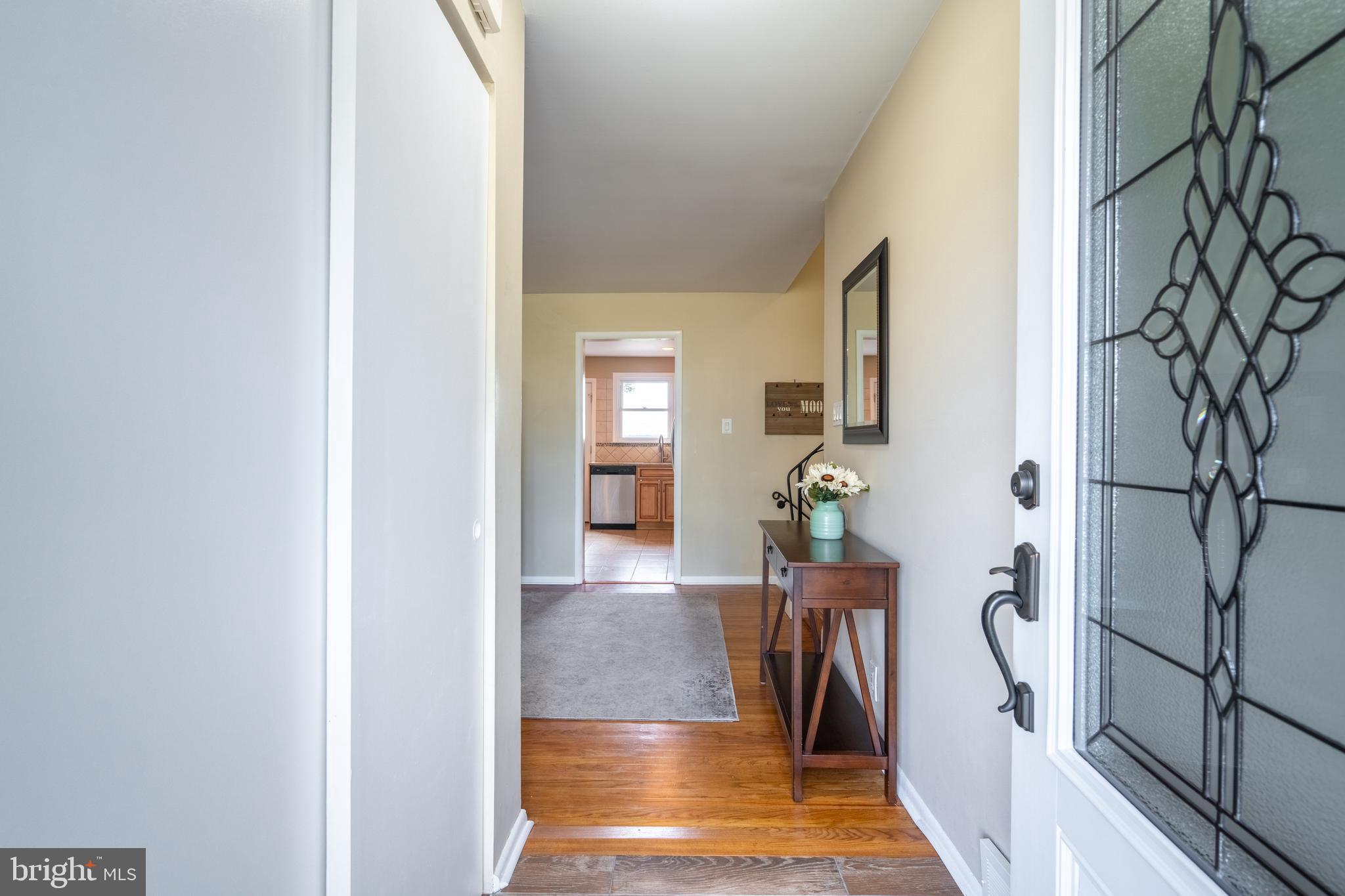 213 Suffolk Road Flourtown, PA 19031 - Photo 4 of 44 Entry