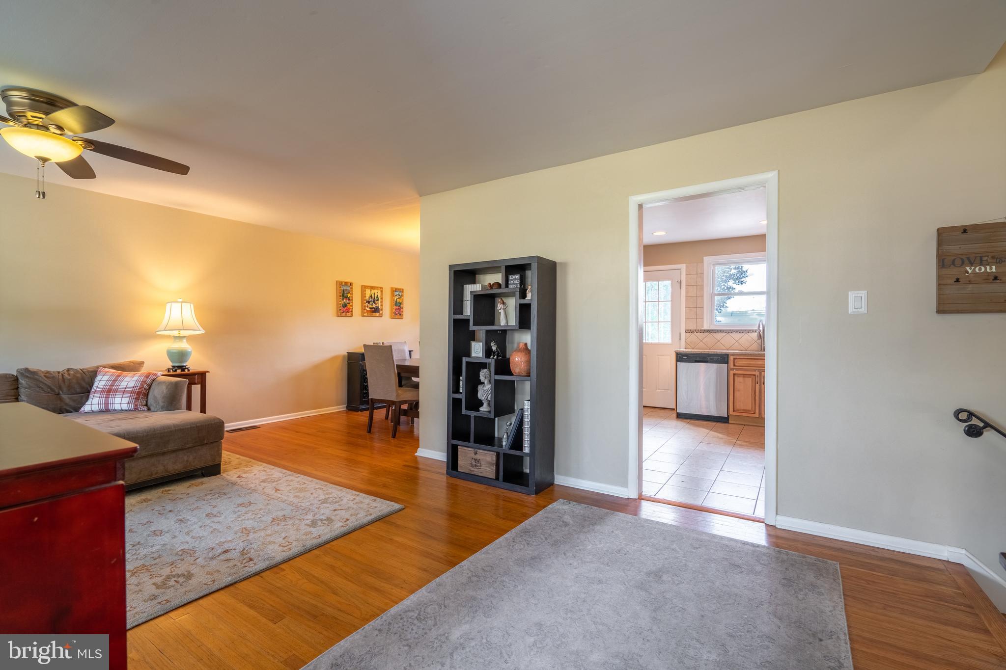213 Suffolk Road Flourtown, PA 19031 - Photo 5 of 44 Entry/Living