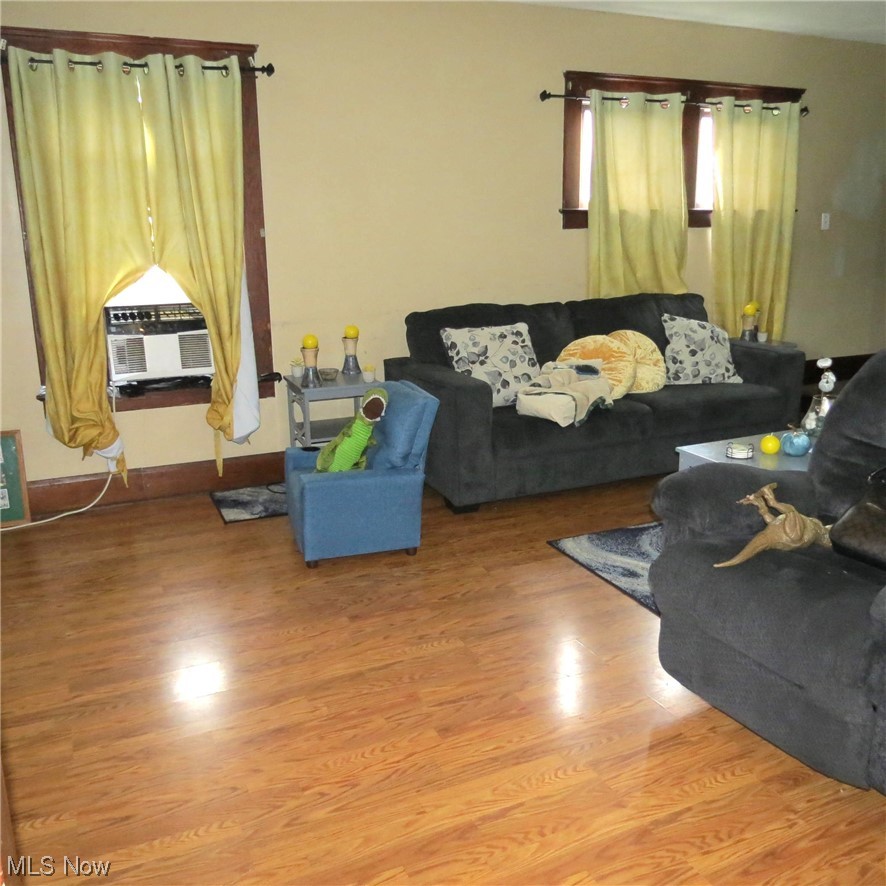 Living room with laminate​​‌​​​​‌​​‌‌​‌‌​​‌​​​​‌​​​‌‌​‌‌‌ flooring