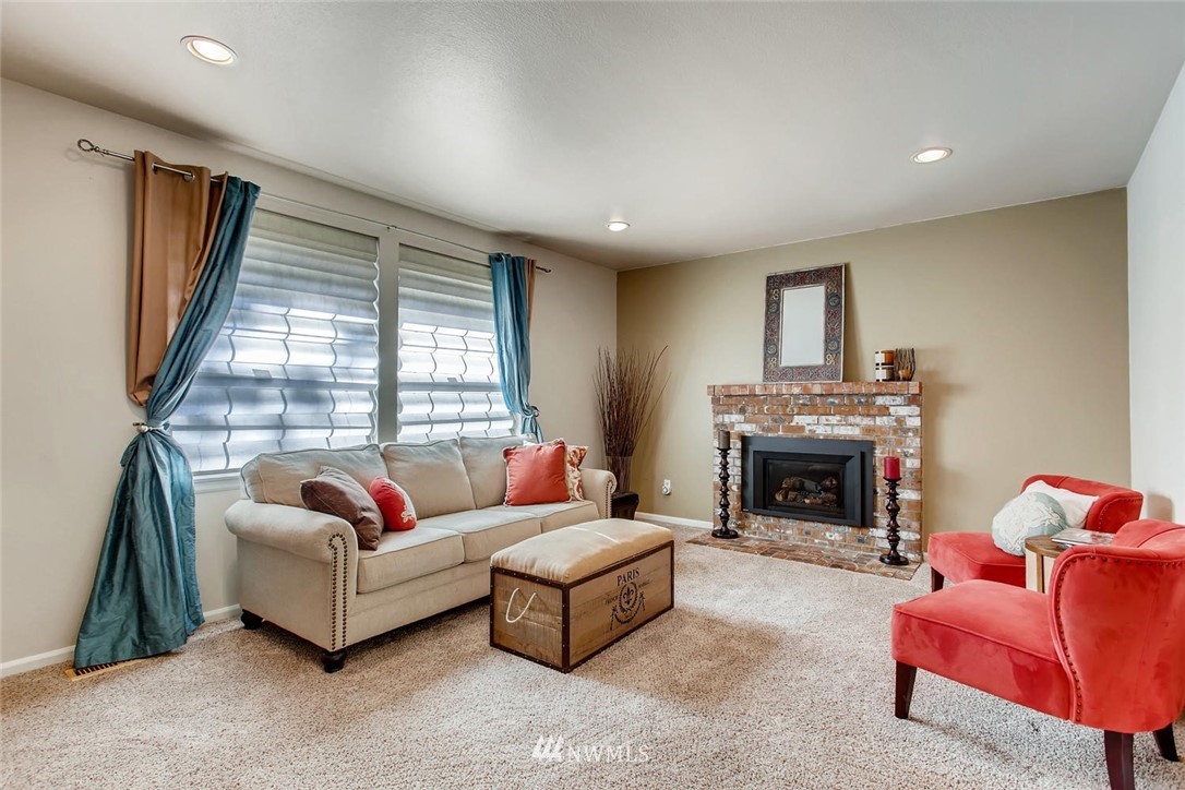 18122 East Spring Lake Drive Southeast Renton, WA 98058 - Photo 4 of 25