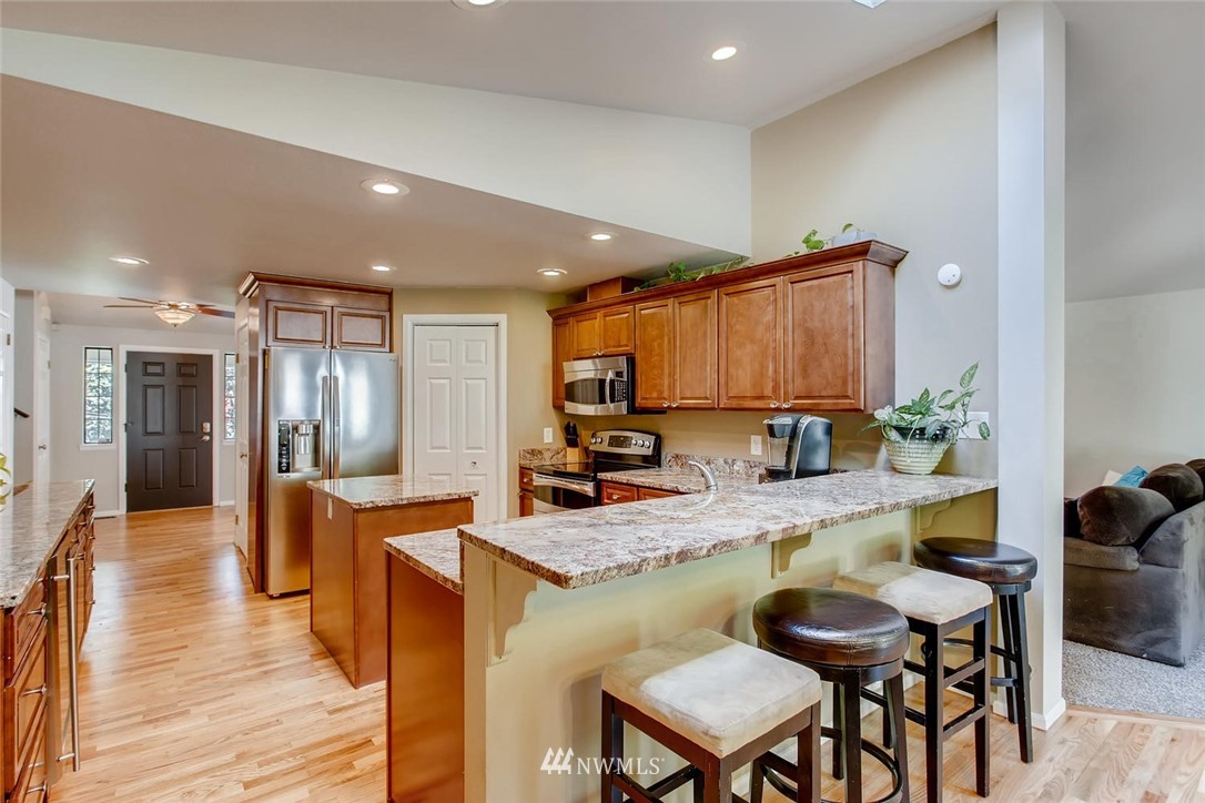 18122 East Spring Lake Drive Southeast Renton, WA 98058 - Photo 5 of 25