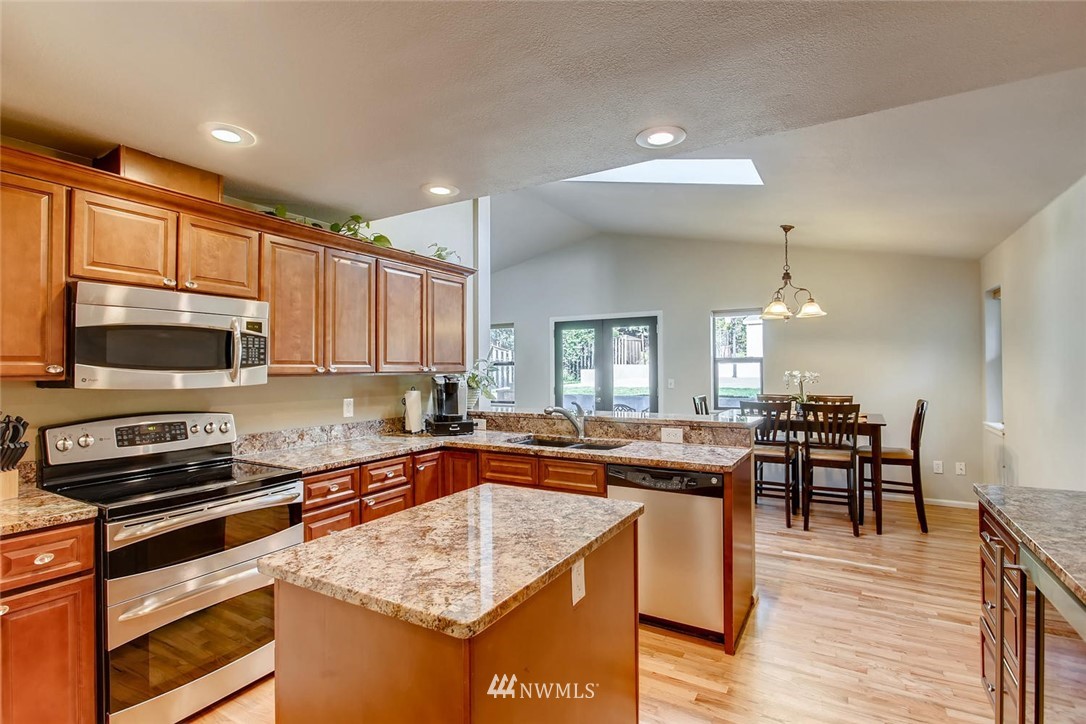 18122 East Spring Lake Drive Southeast Renton, WA 98058 - Photo 6 of 25