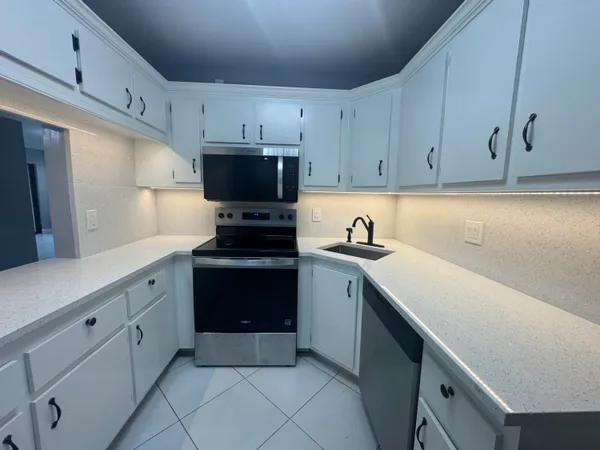$2,000 | 802 Sky Pine Way, Unit D1, Greenacres, FL 33415