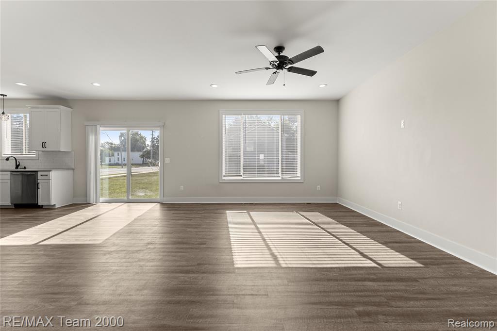 215 Clinton Street Romeo, MI 48065 - Photo 2 of 34