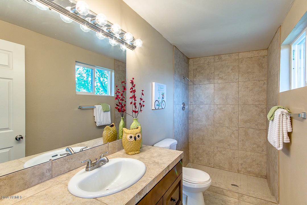 3516 West Griswold Road Phoenix, AZ 85051 - Photo 21 of 33 22 Master Bath