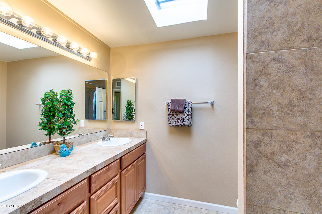 3516 West Griswold Road Phoenix, AZ 85051 - Photo 28 of 33 29 Guest Bath