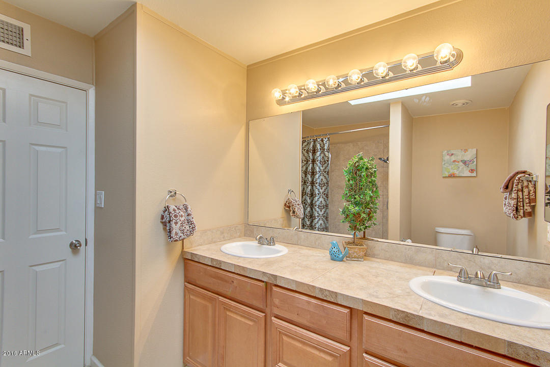 3516 West Griswold Road Phoenix, AZ 85051 - Photo 29 of 33 30 Guest Bath