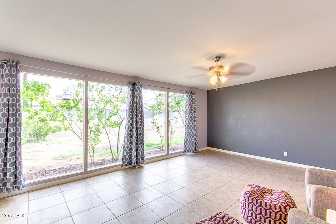 3516 West Griswold Road Phoenix, AZ 85051 - Photo 8 of 33 9 Family Room