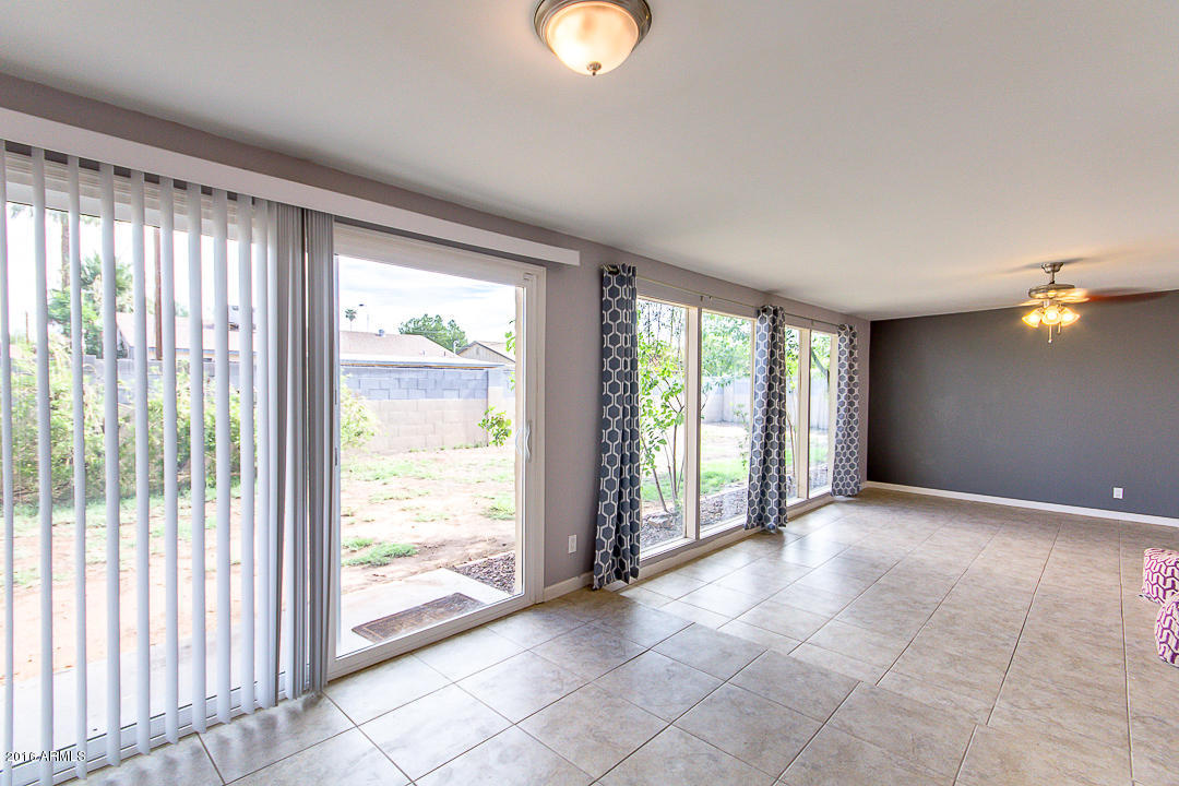 3516 West Griswold Road Phoenix, AZ 85051 - Photo 9 of 33 10 Family Room-Dining