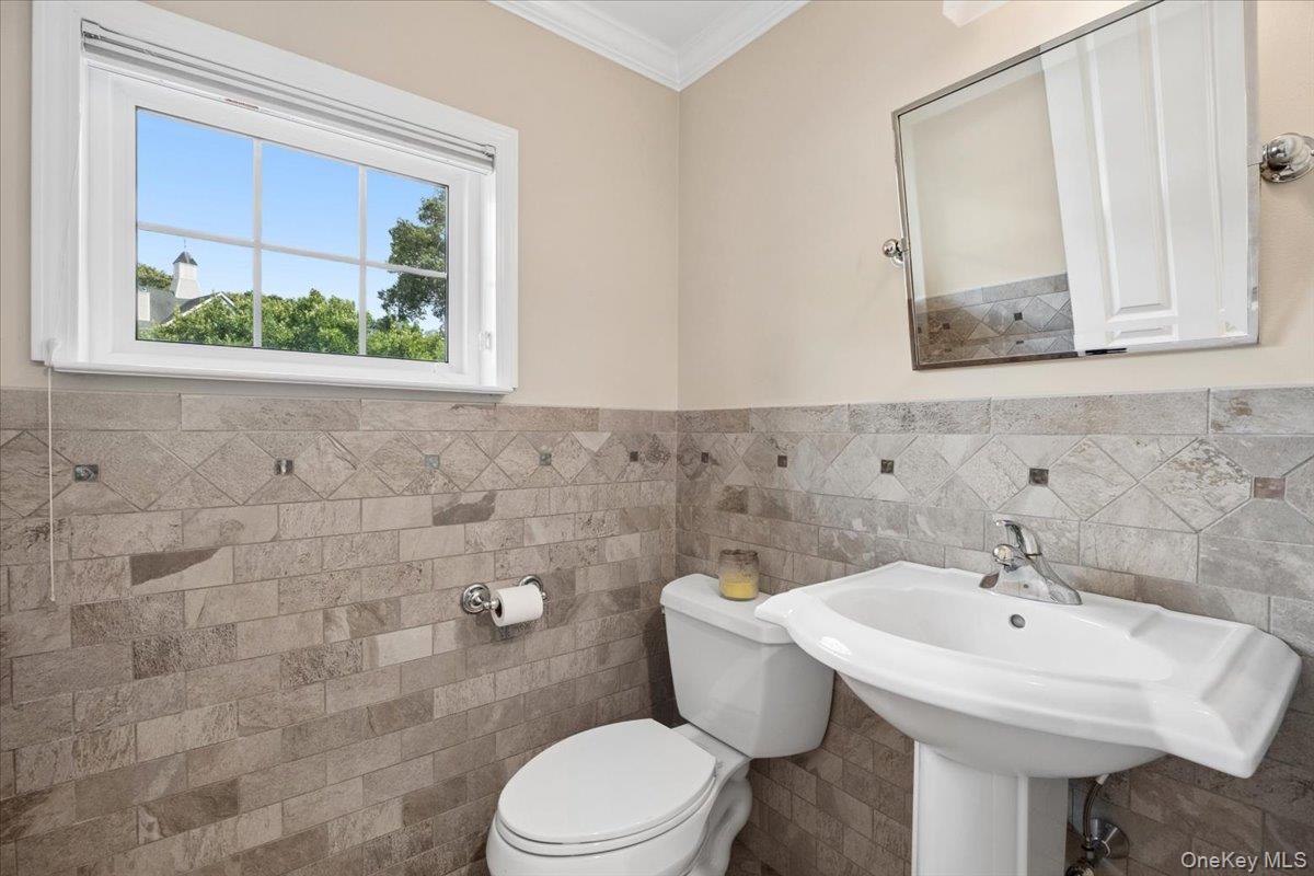 225 Waterside Close Peekskill, NY 10566 - Photo 18 of 40 First floor powder room