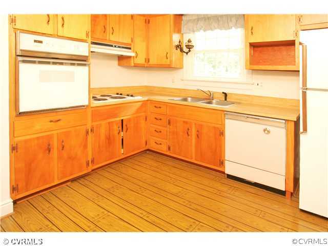 1909 Vandover Road Henrico, VA 23229 - Photo 7 of 12 Interior Space/Layout - Kitchen - Eat-in, vinyl fl