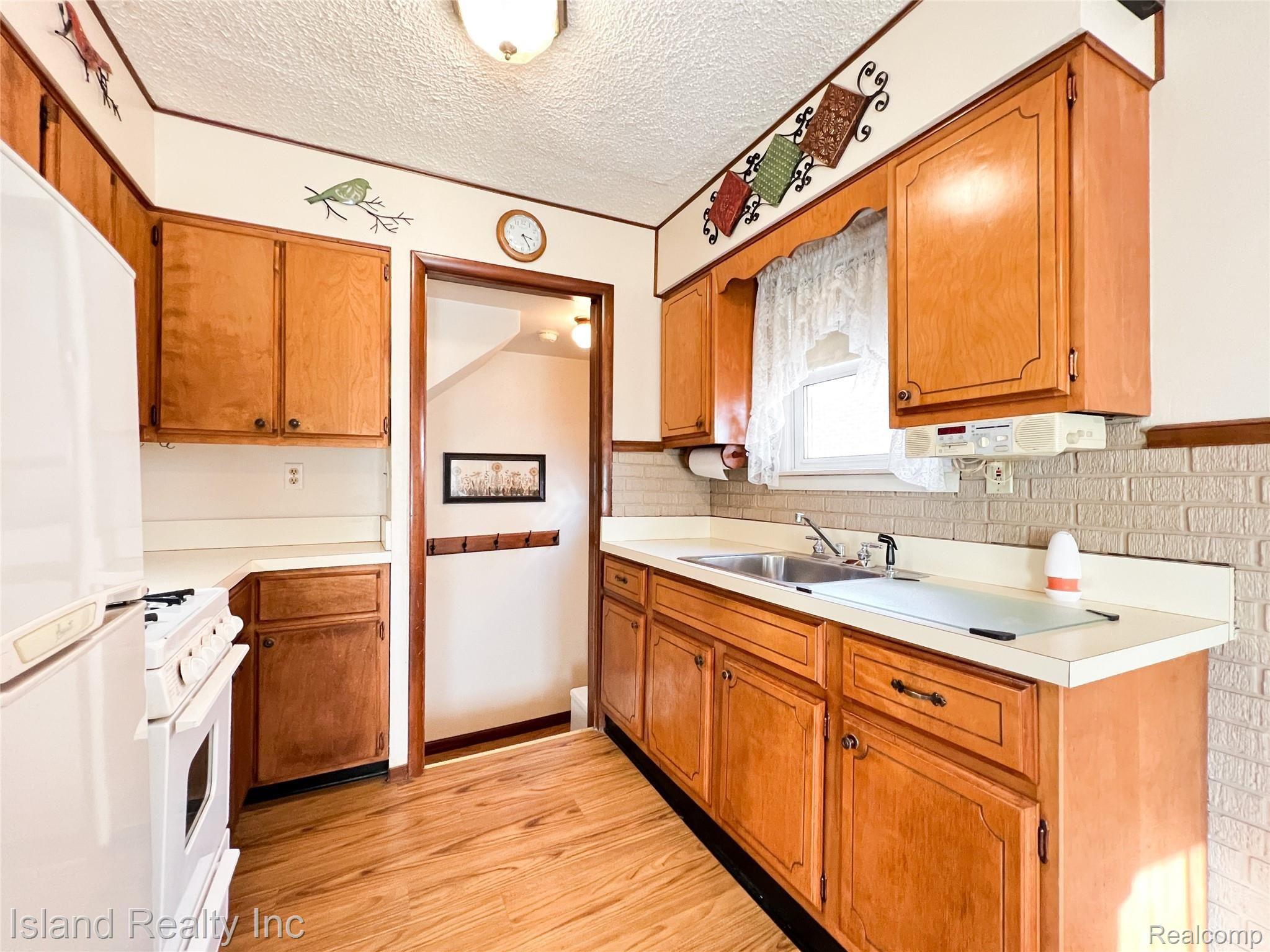 12972 Kerr Street Southgate, MI 48195 - Photo 11 of 28 12972 Kerr, Southgate (11 of 32).jpg