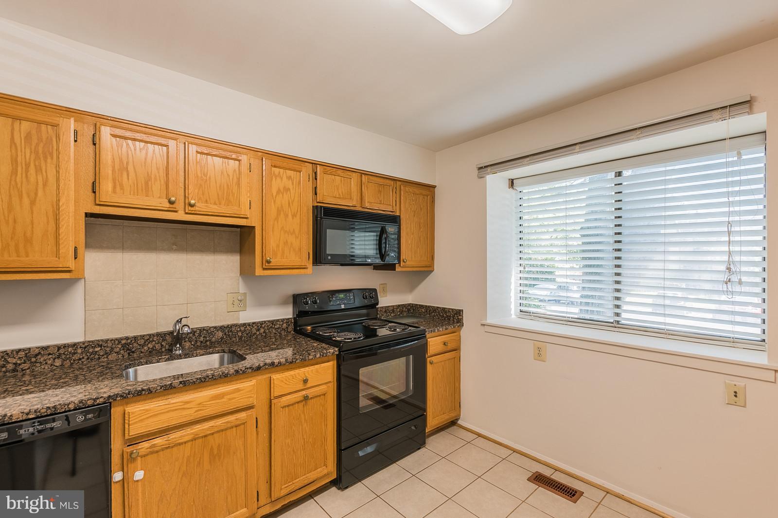 2922 Jermantown Road, Unit 17 Oakton, VA 22124 - Photo 4 of 26 Kitchen