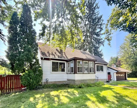 $136,500 | 105 South Monroe Street, Blissfield, MI 49228