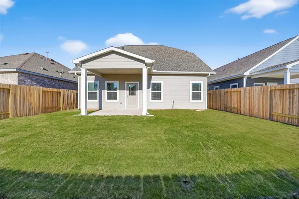 a view of a house with backyard and garden