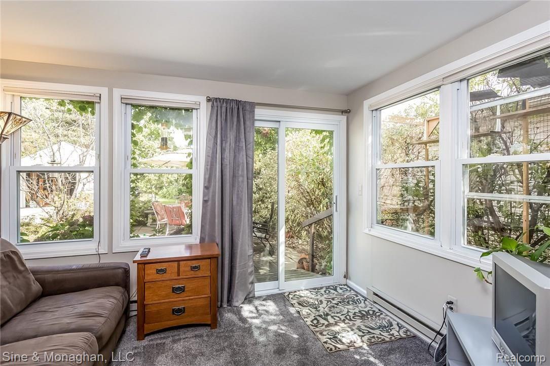 1300 Roslyn Road Grosse Pointe, MI 48236 - Photo 12 of 29 014-4859668-medium.jpg