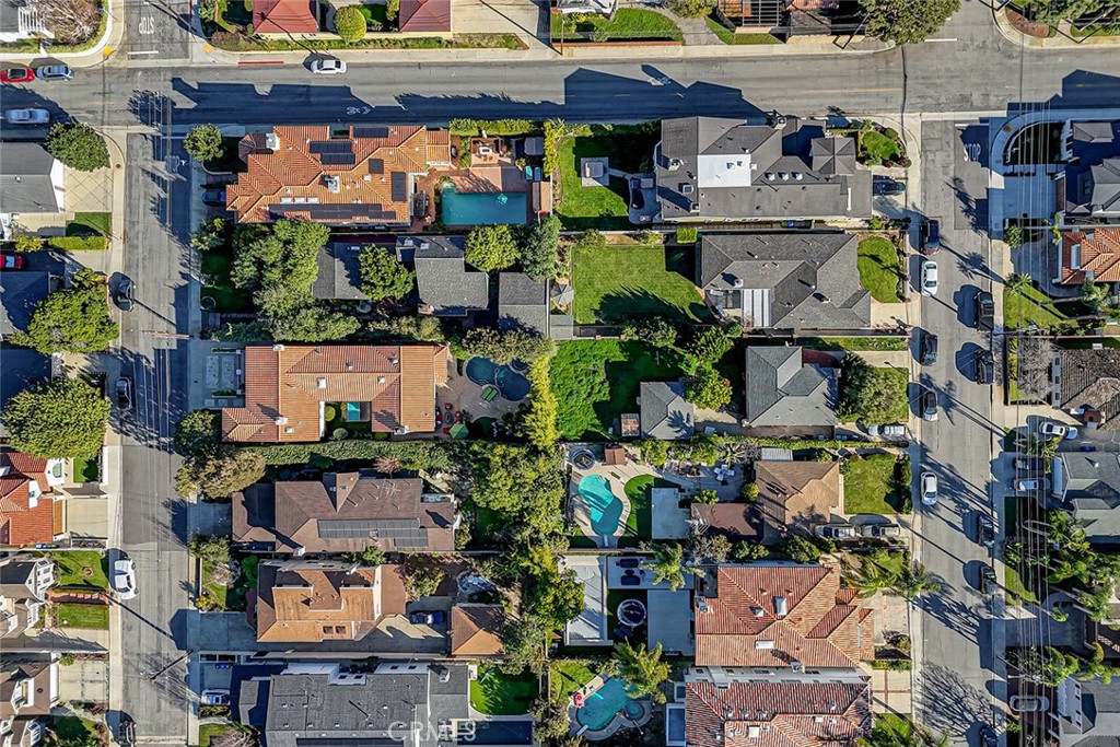 1647 Ruhland Avenue Manhattan Beach, CA 90266 - Photo 3 of 5 a view of retail shops