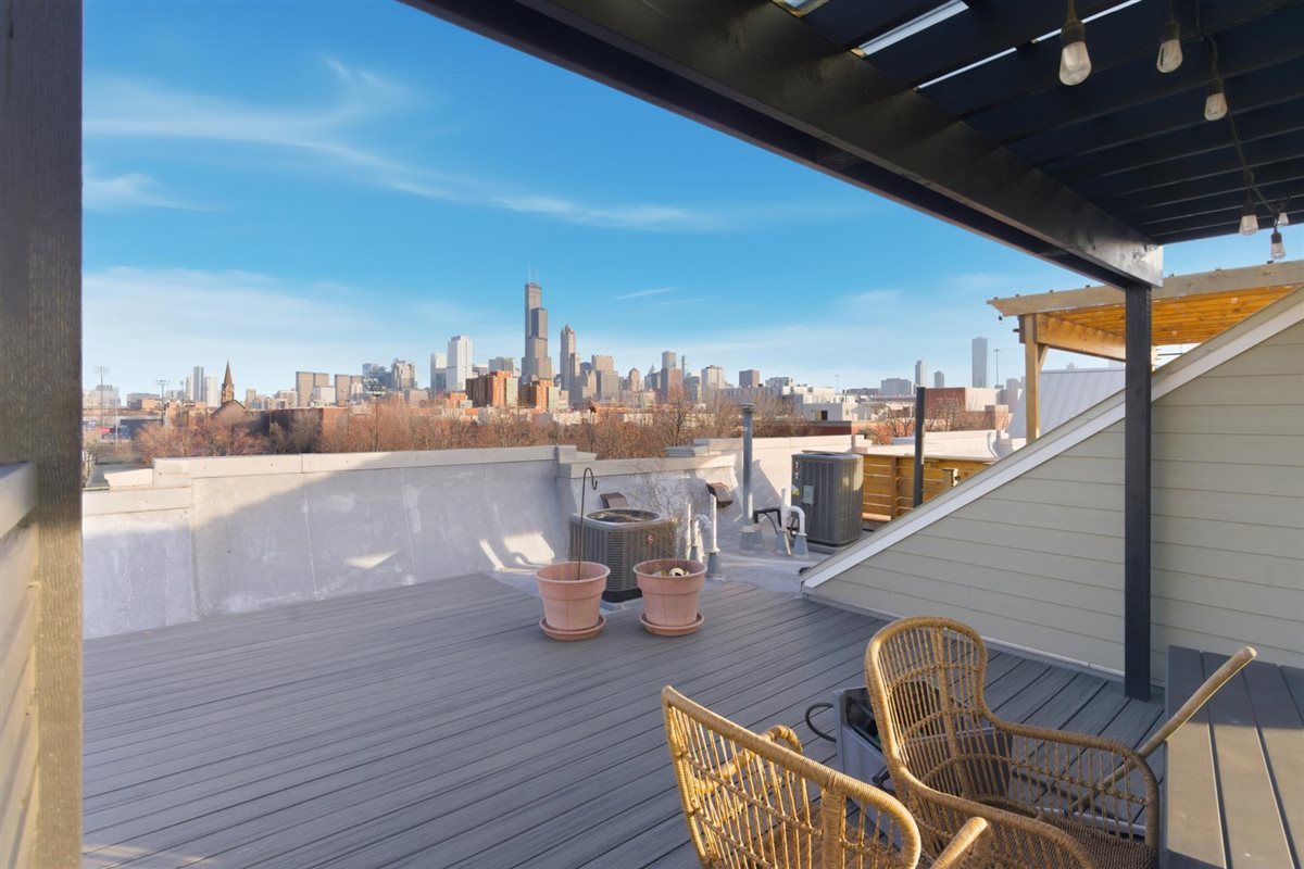 839 West 14th Place Chicago, IL 60608 - Photo 3 of 14 a outdoor view with a sitting space