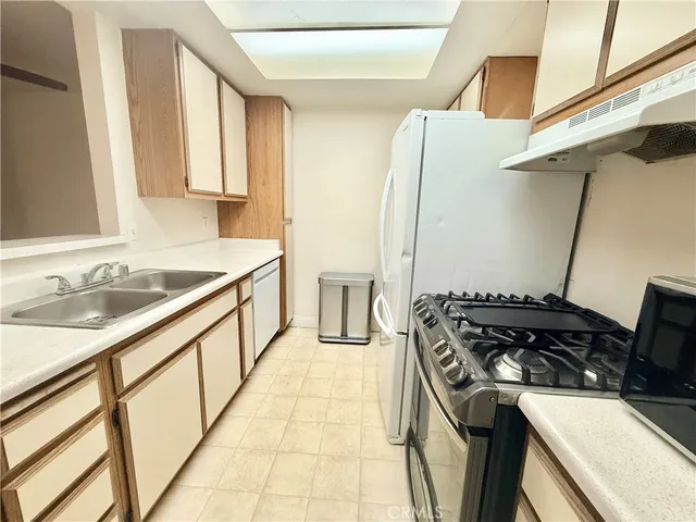 $291,500 | 16377 Lakeshore Drive, Unit 2D, Lake Elsinore, CA 92530