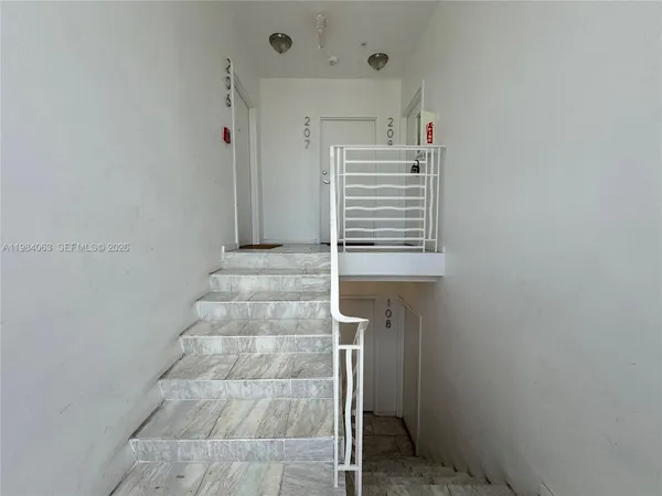 $1,950 | 810 7th Street, Unit 207, Miami Beach, FL 33139