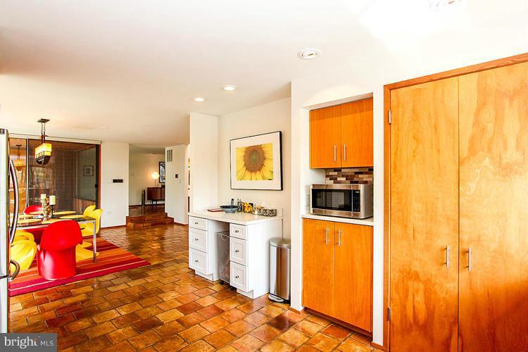 2020 Upper Lake Drive Reston, VA 20191 - Photo 6 of 30 Kitchen