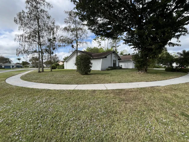 a view of a house with a yard