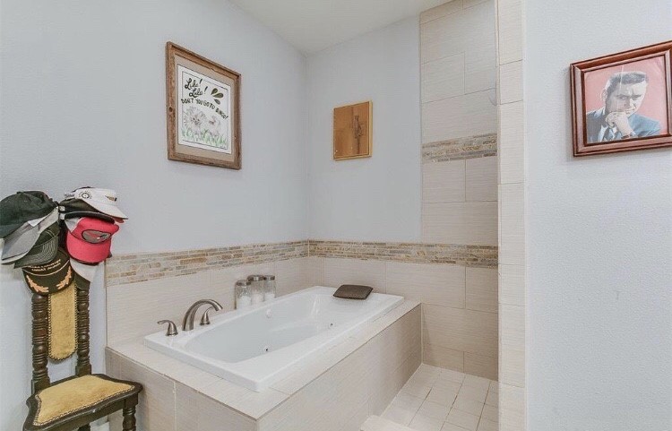 1703 Patterson Street, Unit B Houston, TX 77007 - Photo 18 of 26 a bathroom with a sink and a bathtub