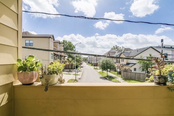 1703 Patterson Street, Unit B Houston, TX 77007 - Photo 19 of 26 a view of city from a balcony