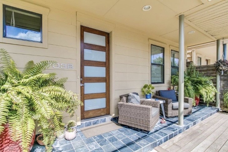 1703 Patterson Street, Unit B Houston, TX 77007 - Photo 23 of 26 a living room with patio furniture and potted plants