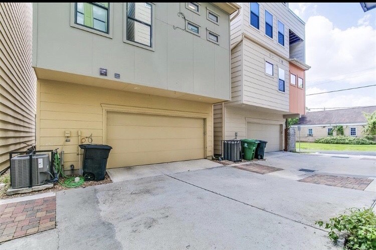 1703 Patterson Street, Unit B Houston, TX 77007 - Photo 26 of 26 a view of a house with a patio