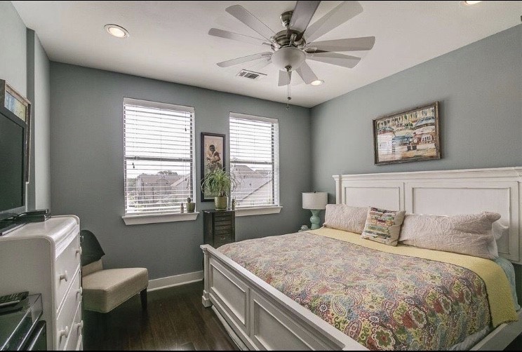 1703 Patterson Street, Unit B Houston, TX 77007 - Photo 9 of 26 a bedroom with a bed and a chandelier