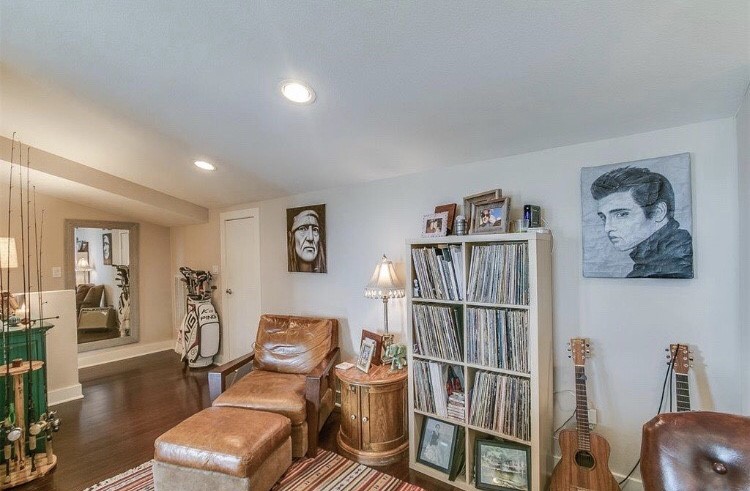 1703 Patterson Street, Unit B Houston, TX 77007 - Photo 10 of 26 a room with furniture and a book shelf