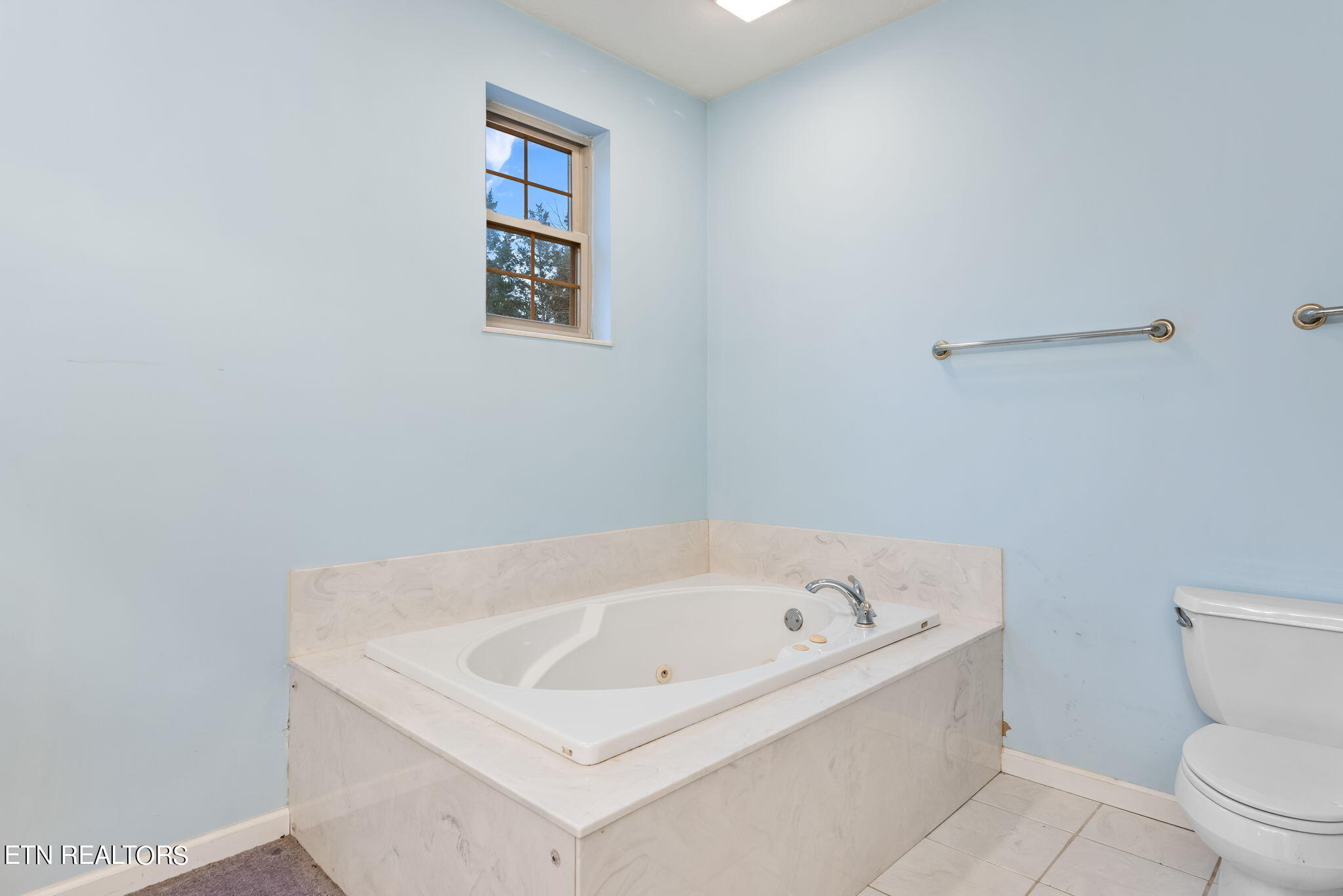 133 University Road Kingston, TN 37763 - Photo 22 of 58 master bath