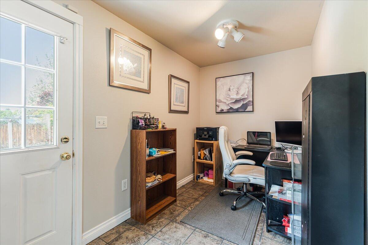 2555 Southwest Timber Avenue Redmond, OR 97756 - Photo 13 of 26 15-2555 SW Timber Ave-16