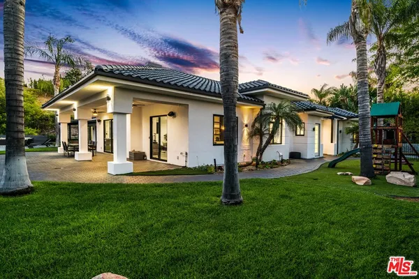 a view of a house with backyard and porch