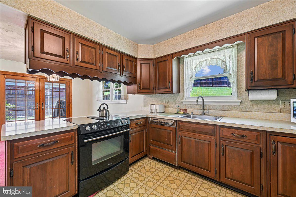 5643 Inverchapel Road Springfield, VA 22151 - Photo 25 of 65 Kitchen