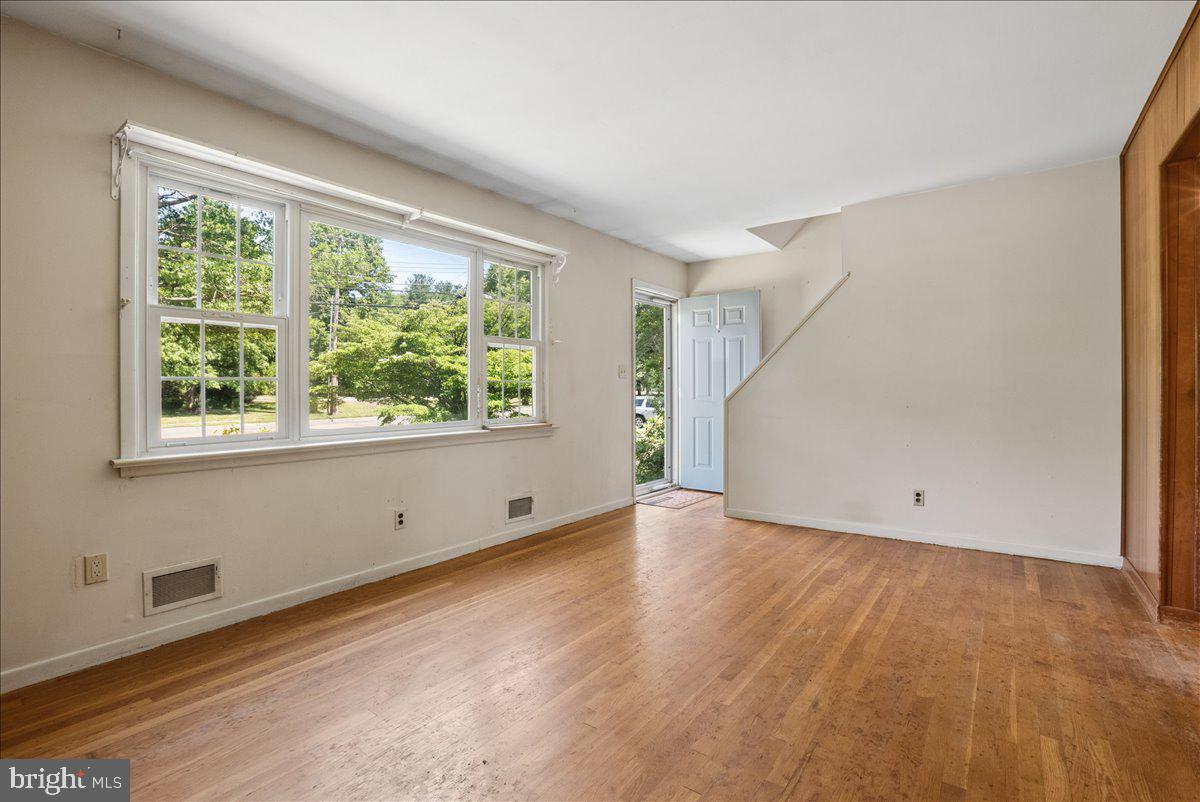 171 1 Mile Road Cranbury, NJ 08512 - Photo 3 of 39 Living Room