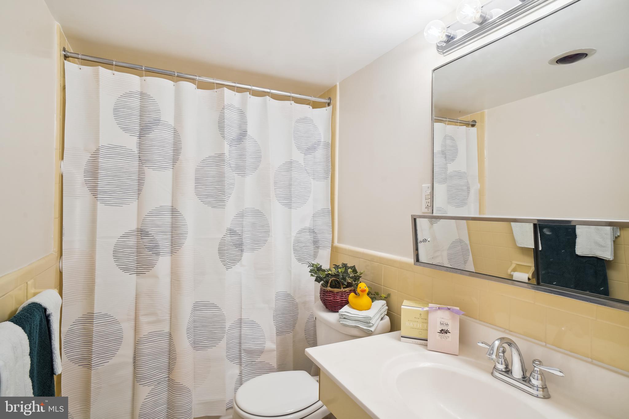 5101 River Road, Unit 1507 Bethesda, MD 20816 - Photo 22 of 36 BATHROOM