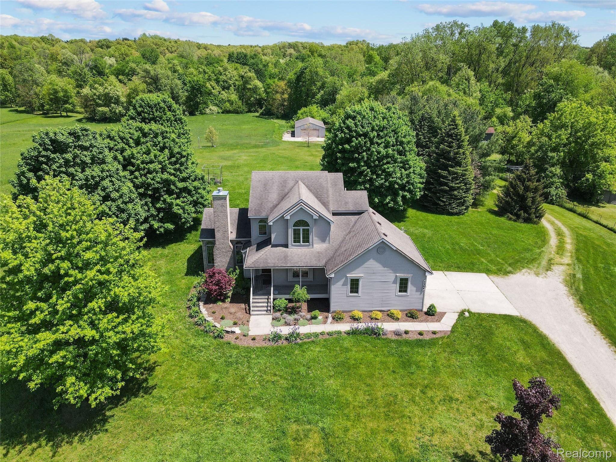 7304 Sanford Road Howell, MI 48855 - Photo 2 of 40 5A63D481-5E6B-477A-98E0-4F5A96392380.jpeg