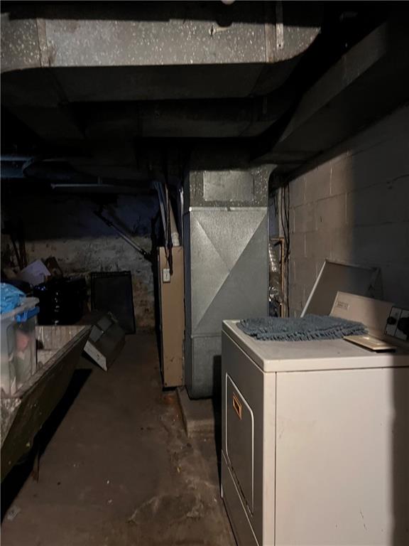 423 Spring Avenue Ellwood City, PA 16117 - Photo 9 of 20 a utility room with dryer and washer