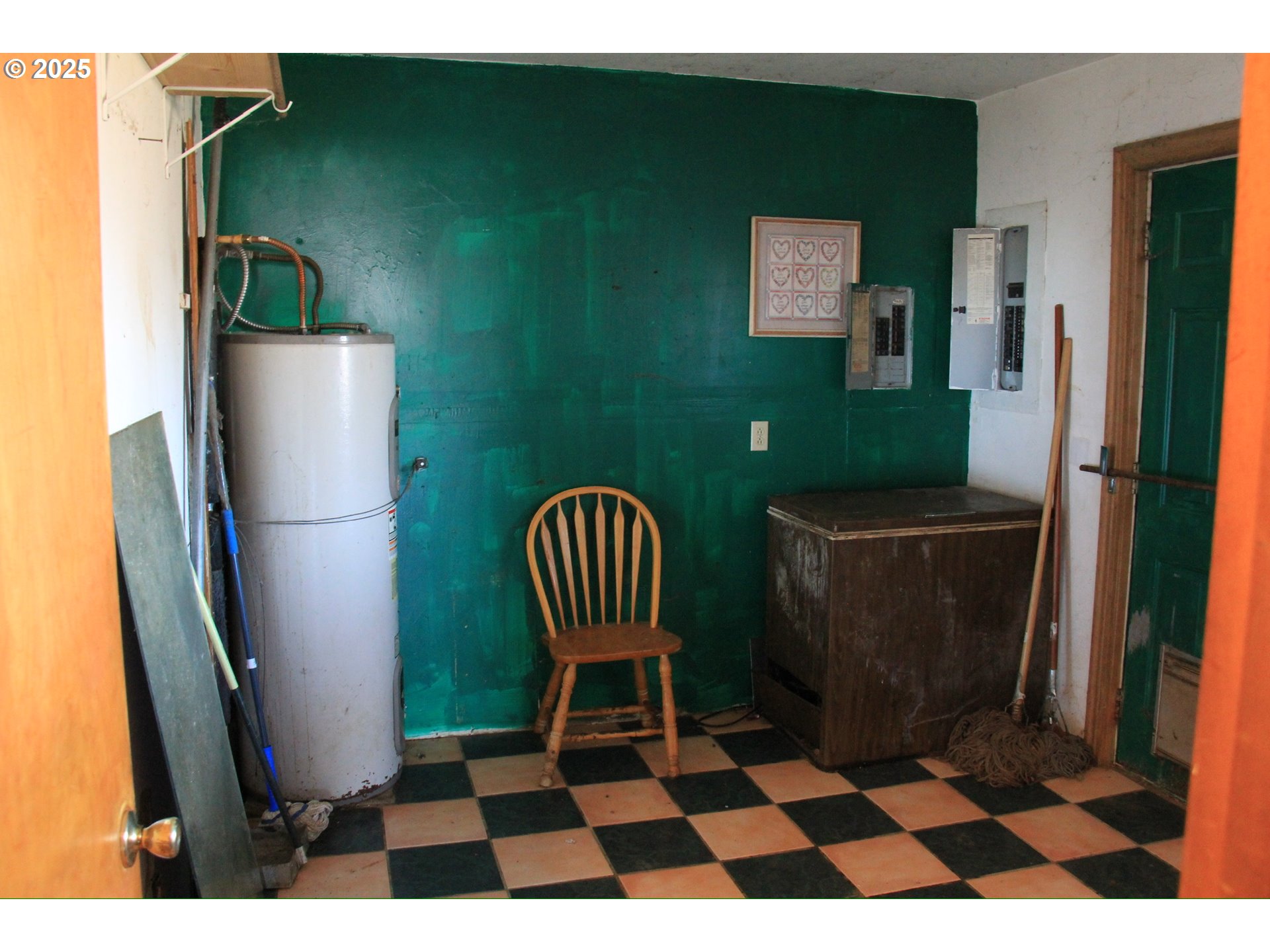12051 South Riggs Damm Road Canby, OR 97013 - Photo 19 of 27 a living room with a furniture a rug and a refrigerator