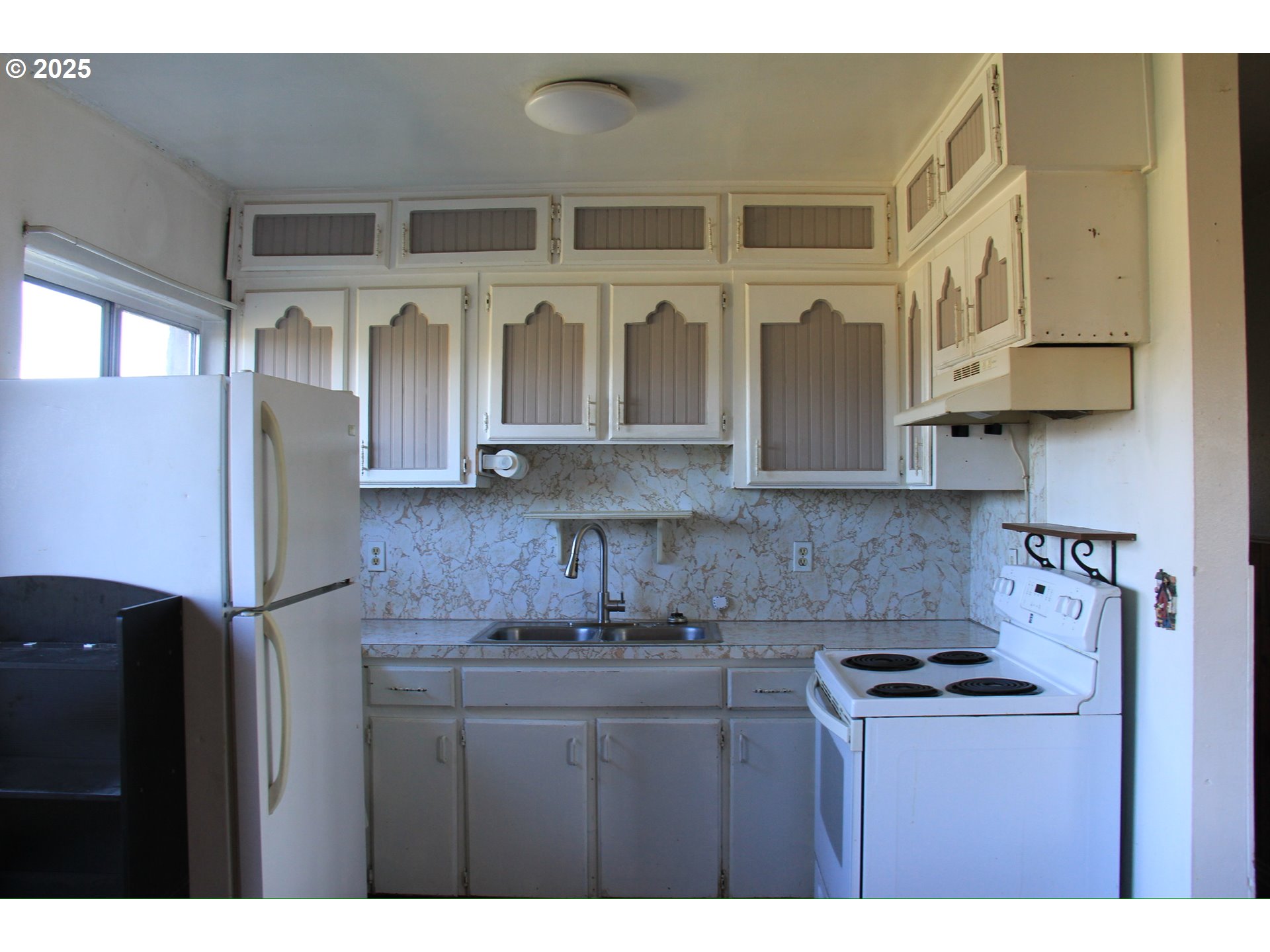 12051 South Riggs Damm Road Canby, OR 97013 - Photo 22 of 27 a kitchen with stainless steel appliances granite countertop a refrigerator a stove and a sink