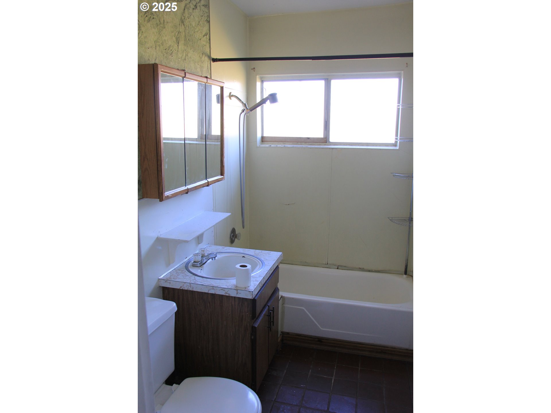 12051 South Riggs Damm Road Canby, OR 97013 - Photo 24 of 27 a bathroom with a sink and a bathtub