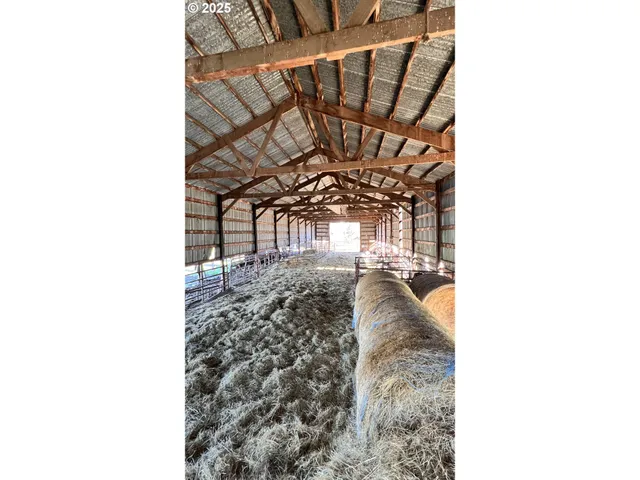 a black and white photo of a living room