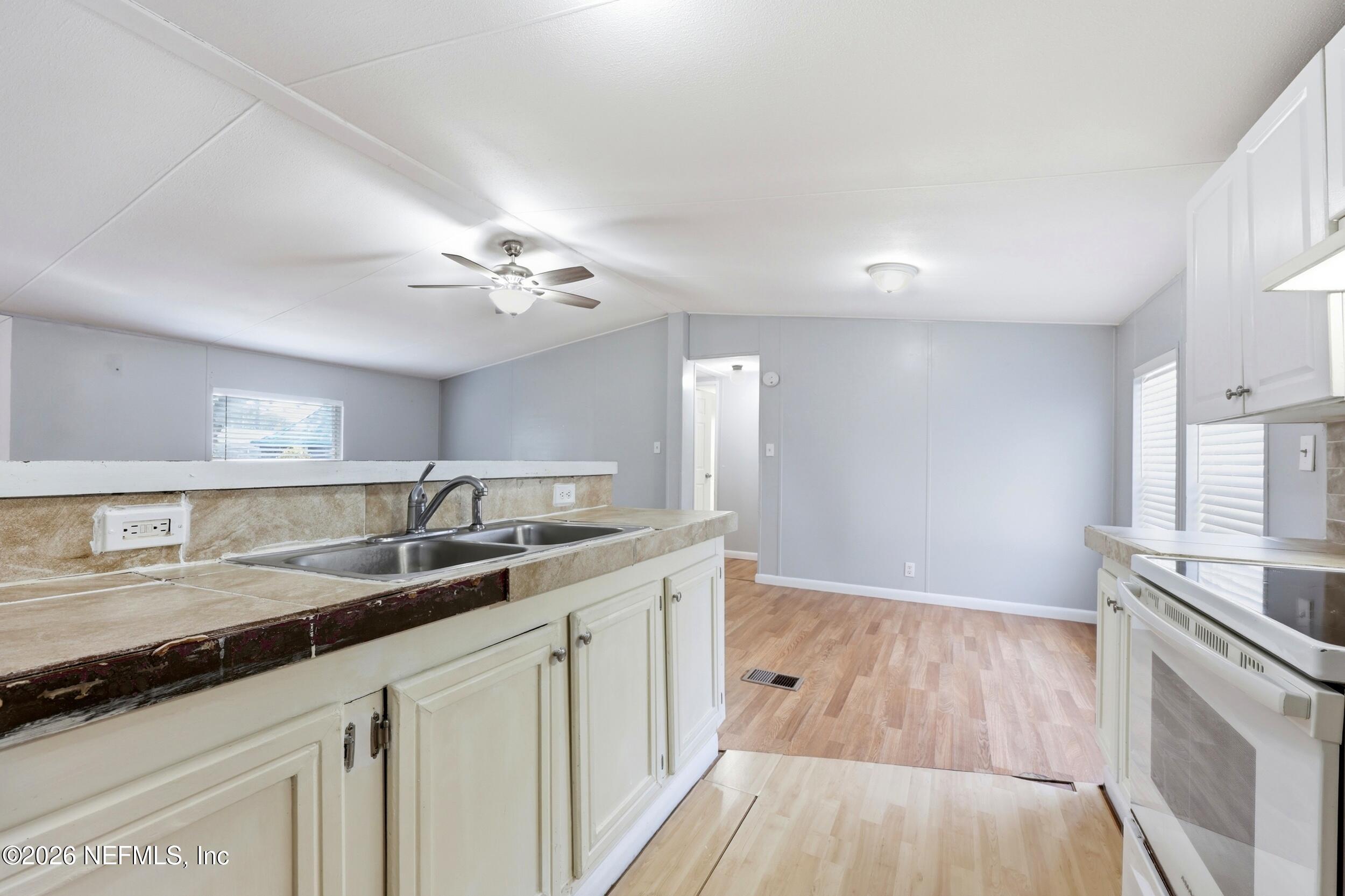 111 Hurst Street St. Augustine, FL 32084 - Photo 8 of 32 Kitchen and dining