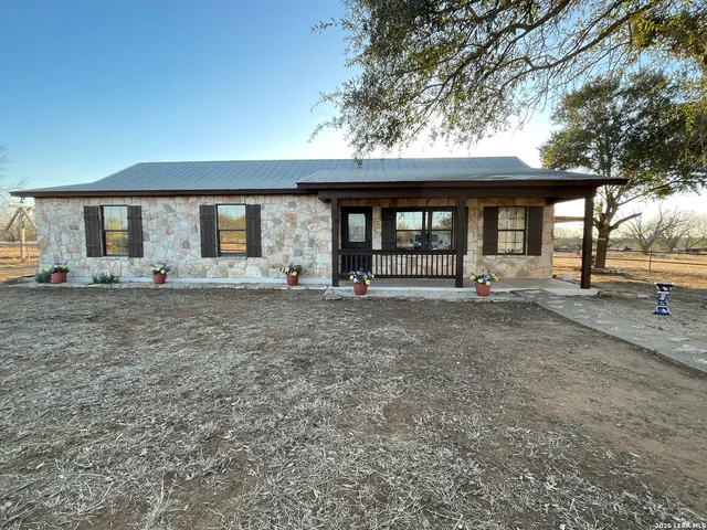 $525,000 | 5431 Highway 173, Devine, TX 78016