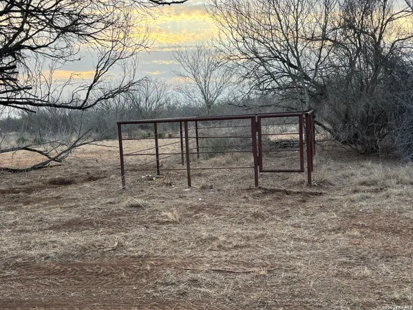 $525,000 | 5431 Highway 173, Devine, TX 78016